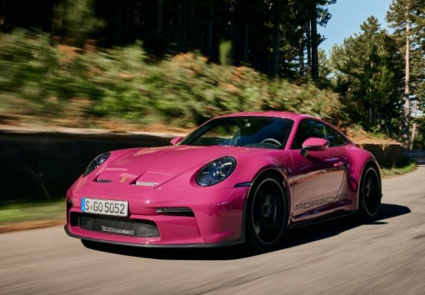 Доскоро заклетите фенове на ръчната скоростна кутия можеха да я изберат както в класическата Carrera, така и в супер спортния автомобил GT3. Днес обаче единствената версия на Porsche 911, която го предлага (освен това като единствена опция), е S/T= Проектиран специално за тези, които обичат да шофират по старомодния начин, с възможно най-малко филтри между водача и асфалта.